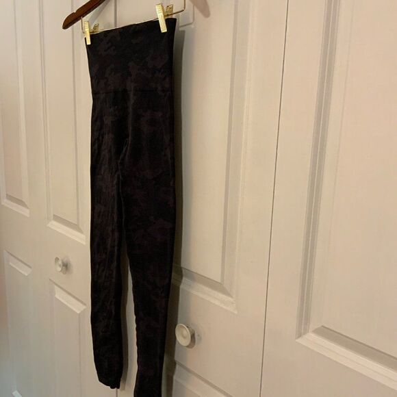 Spanx Look at Me Now Black Grey Camo Ankle Slimming Leggings Small - Picture 10 of 11